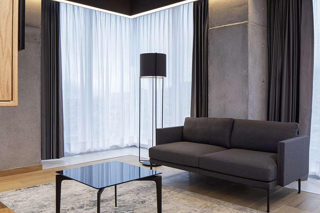 Galeria Plaza Monterrey Hotel Kamer foto A floor lamp