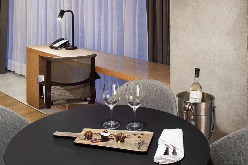 Galeria Plaza Monterrey Hotel Buitenkant foto A wine and cheese plate