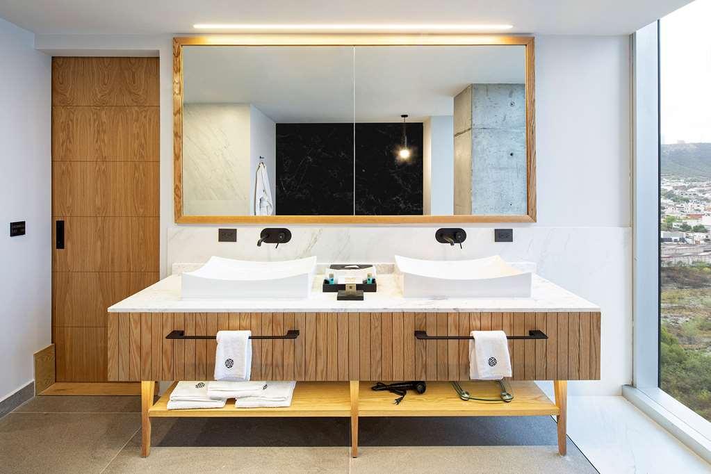 Galeria Plaza Monterrey Hotel Buitenkant foto Bathroom