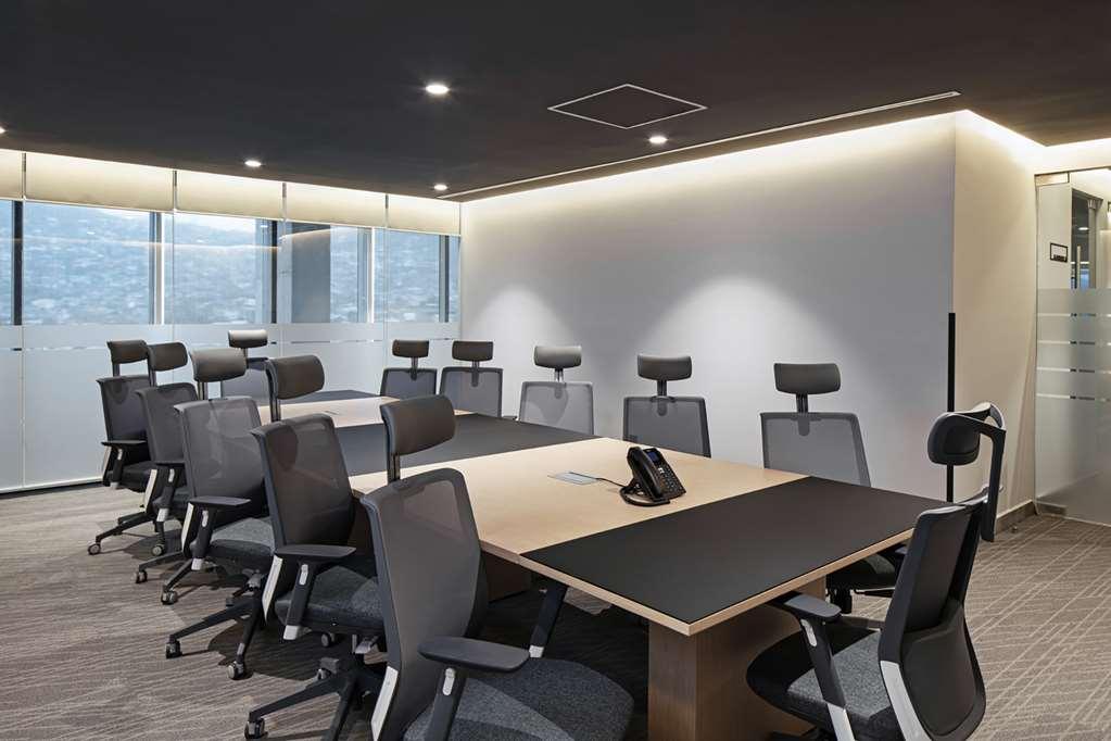 Galeria Plaza Monterrey Hotel Faciliteiten foto A typical meeting room