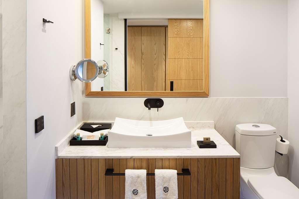Galeria Plaza Monterrey Hotel Buitenkant foto Bathroom