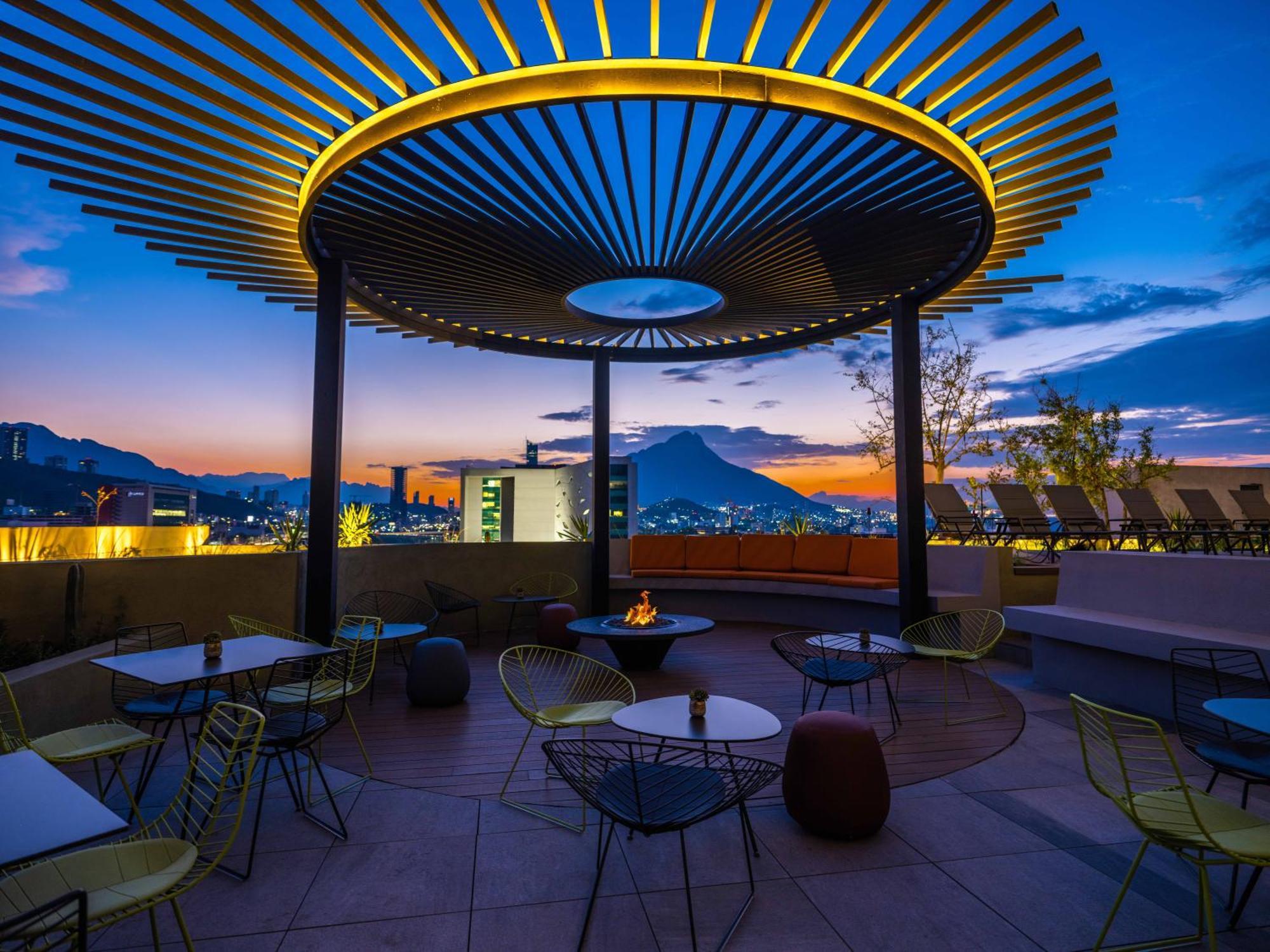 Galeria Plaza Monterrey Hotel Buitenkant foto Rooftop bar at the hotel