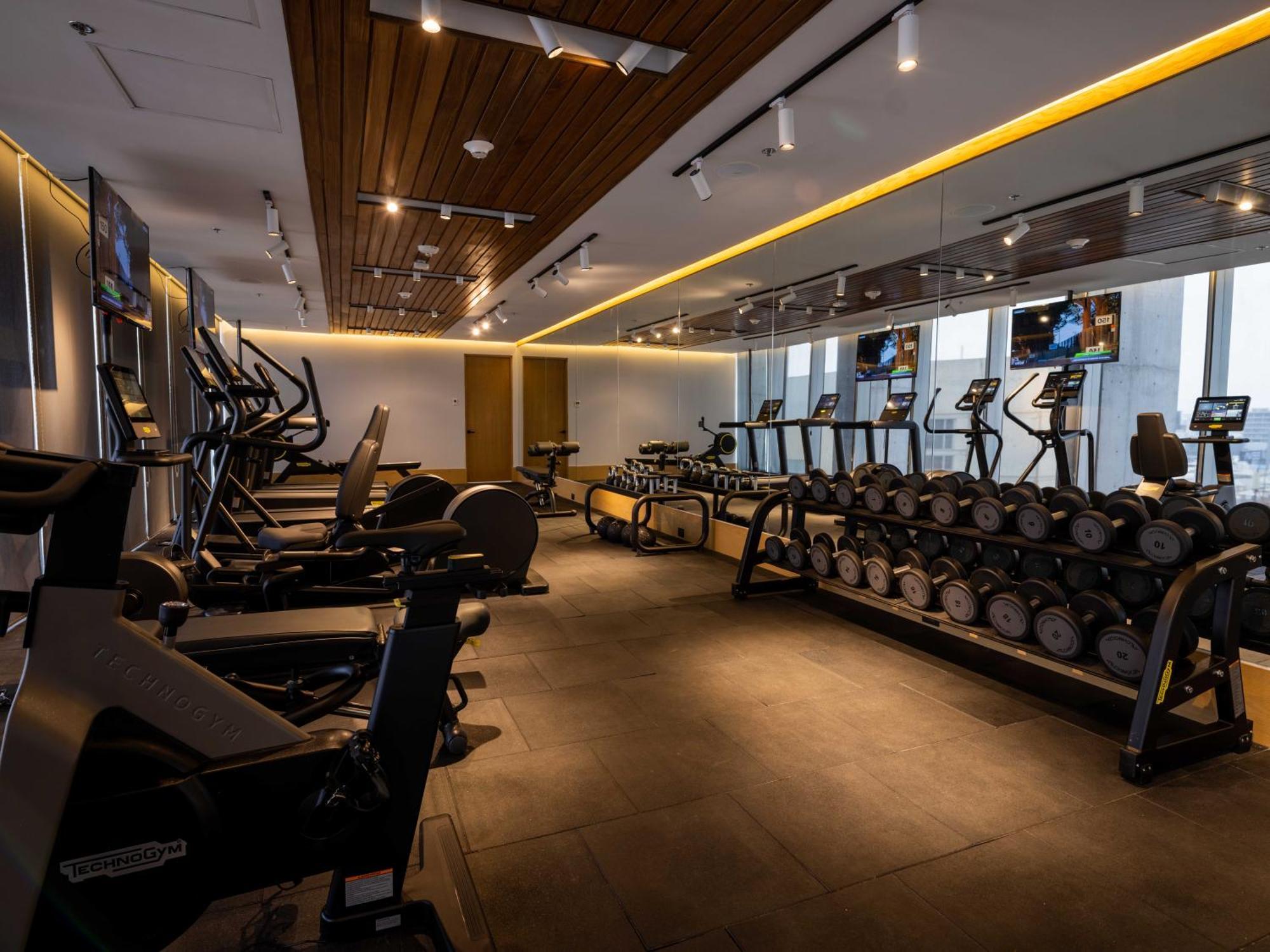 Galeria Plaza Monterrey Hotel Buitenkant foto The gym at the 1018