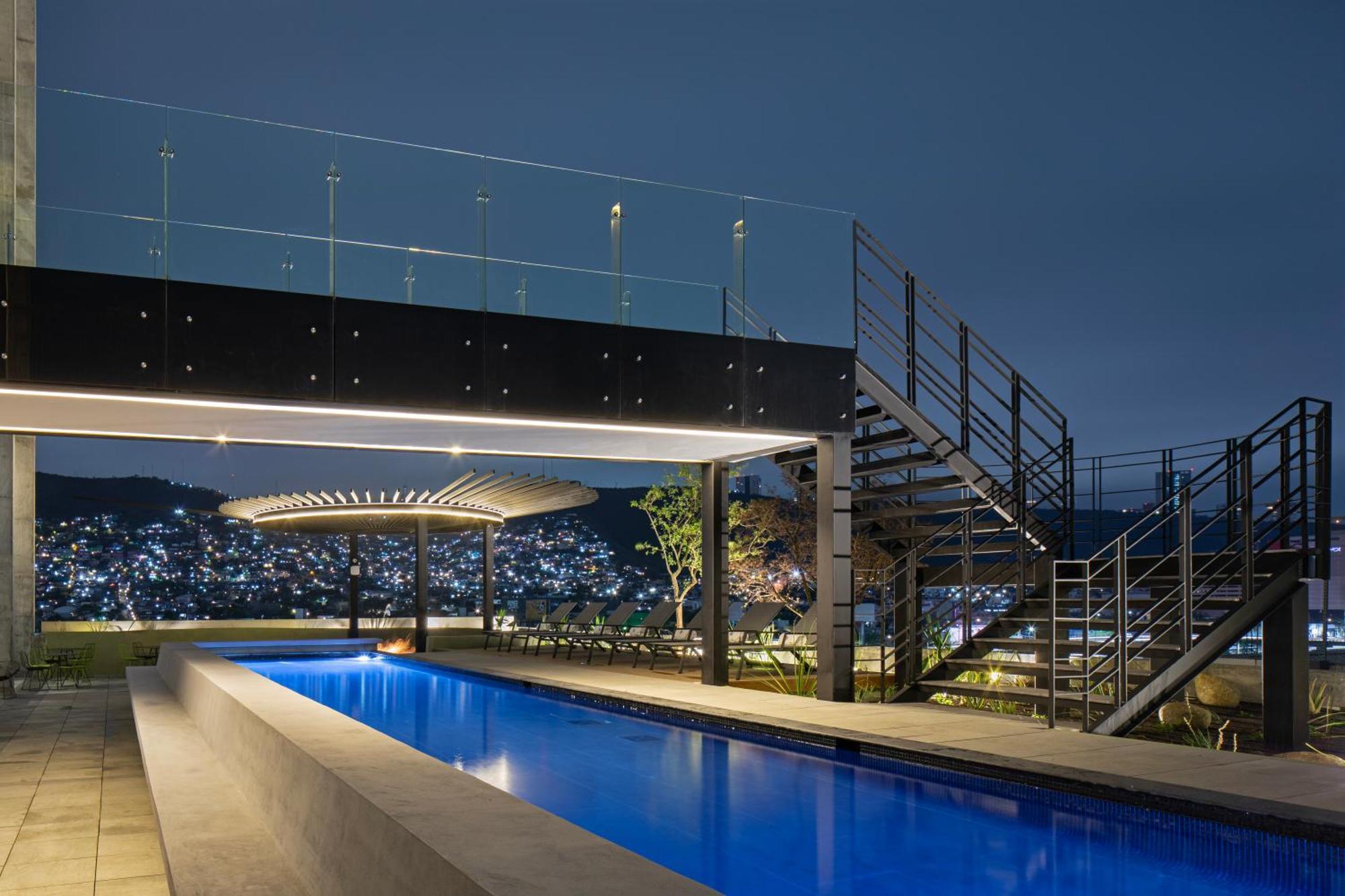 Galeria Plaza Monterrey Hotel Buitenkant foto Rooftop pool at the hotel