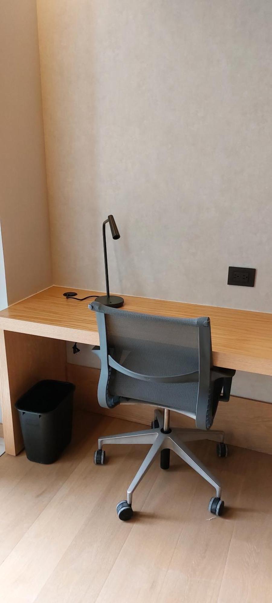 Galeria Plaza Monterrey Hotel Buitenkant foto A desk lamp