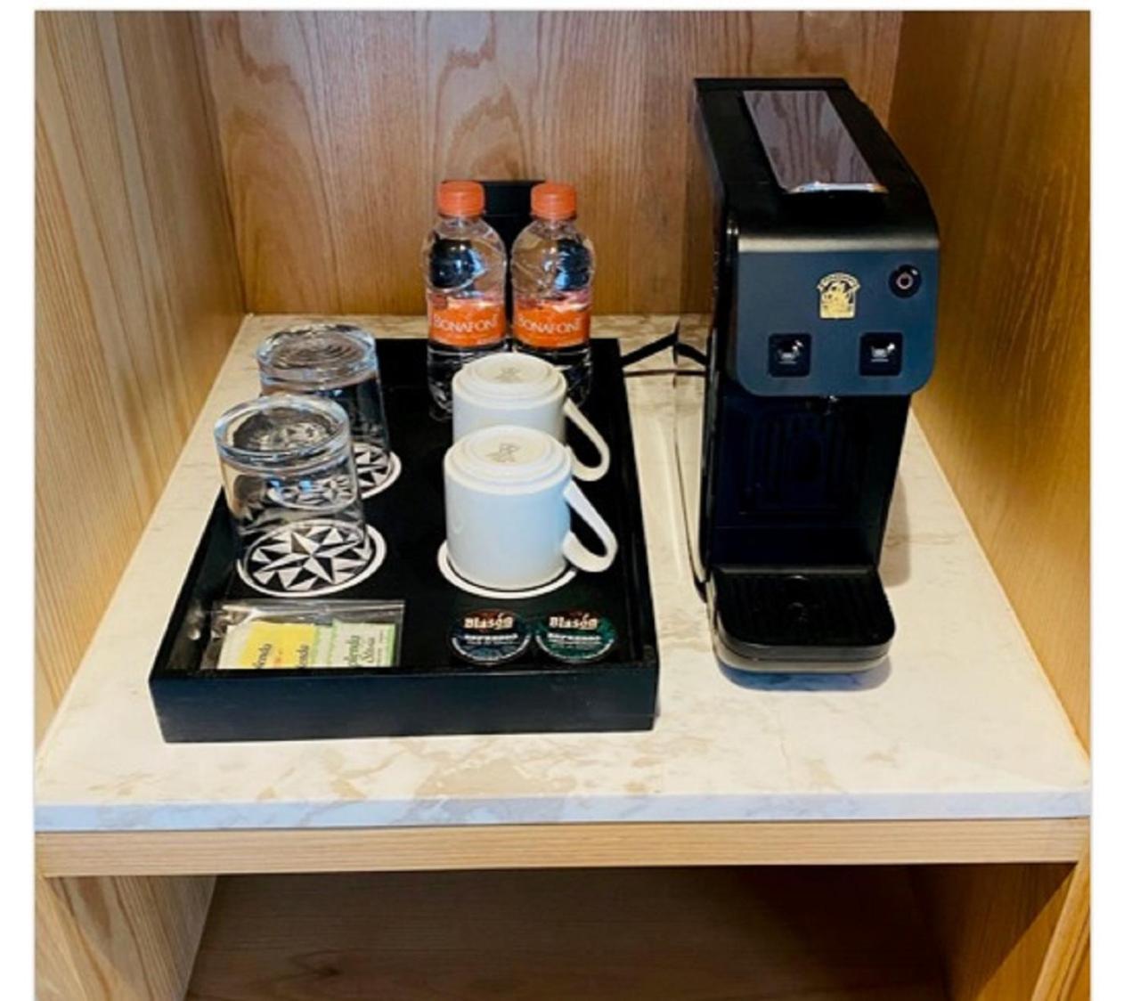 Galeria Plaza Monterrey Hotel Kamer foto A Nespresso coffee machine in a hotel room