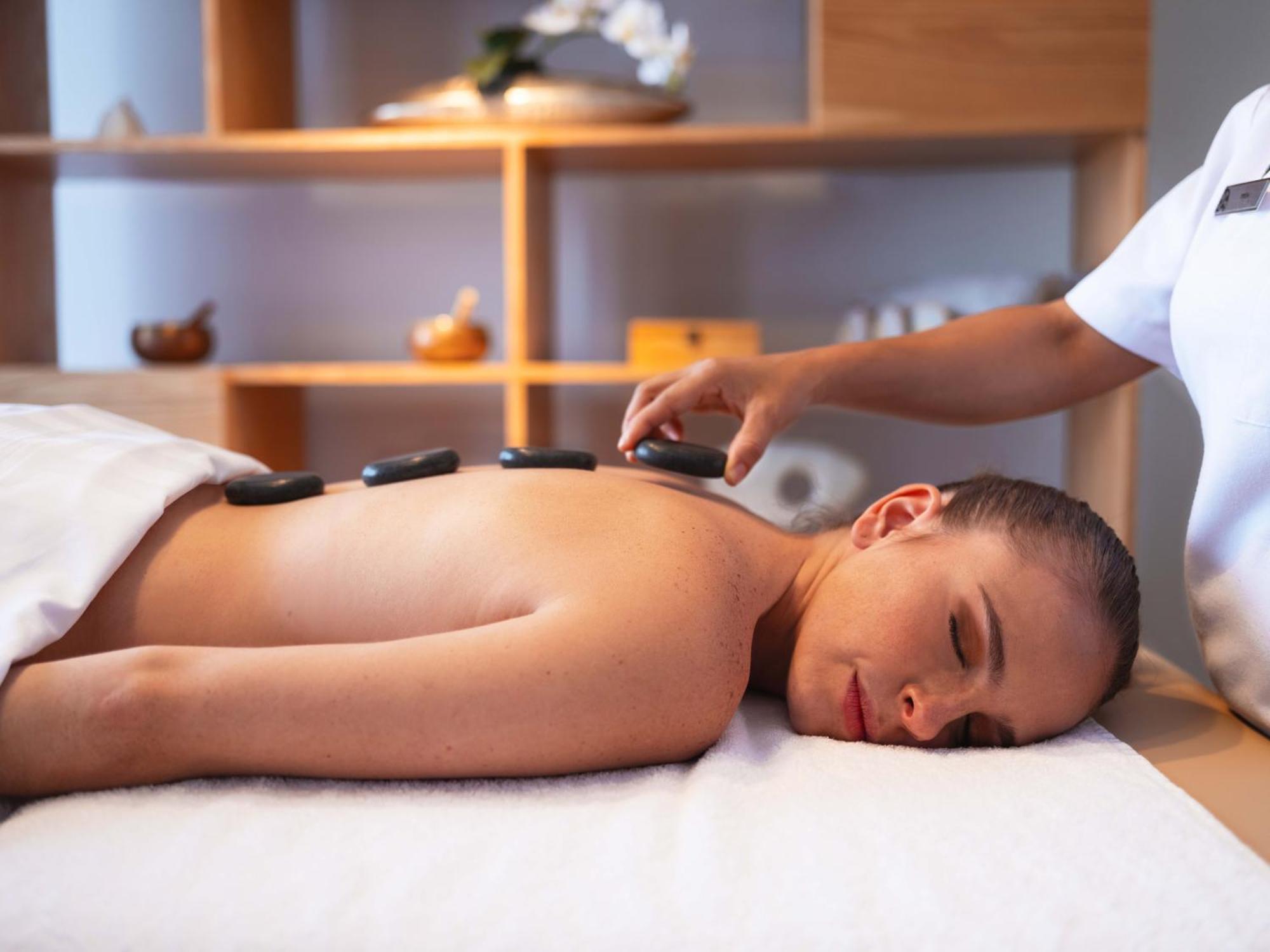 Galeria Plaza Monterrey Hotel Buitenkant foto Hot stone massage